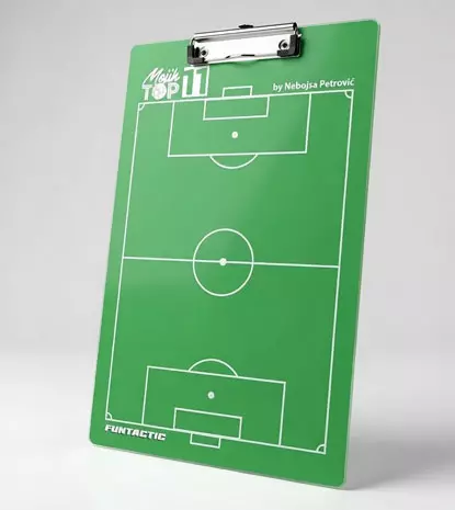 Potpuna kastomizacija fudbalske opreme. Ubacite grb vašeg kluba, ime trenera ili sponzora direktno na tablu. Vrhunski kvalitet otporan na habanje.